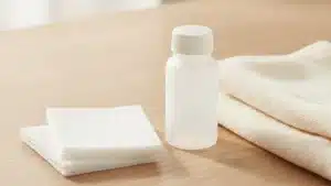 Compresses stériles, flacon de sérum physiologique et linge propre posés sur une table en bois clair